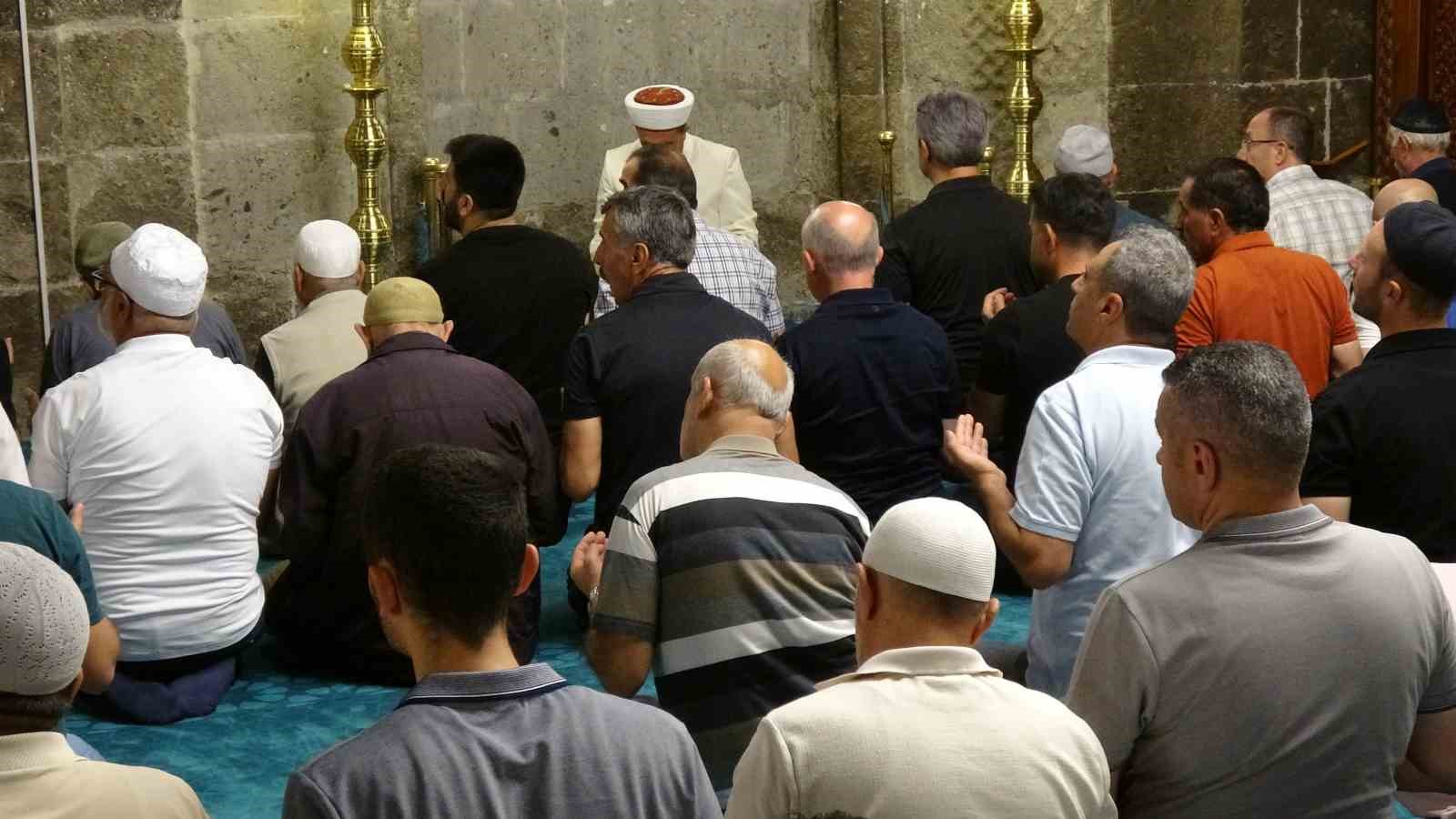 Erzurum’da Mevlid Kandili’nde camiler doldu taştı