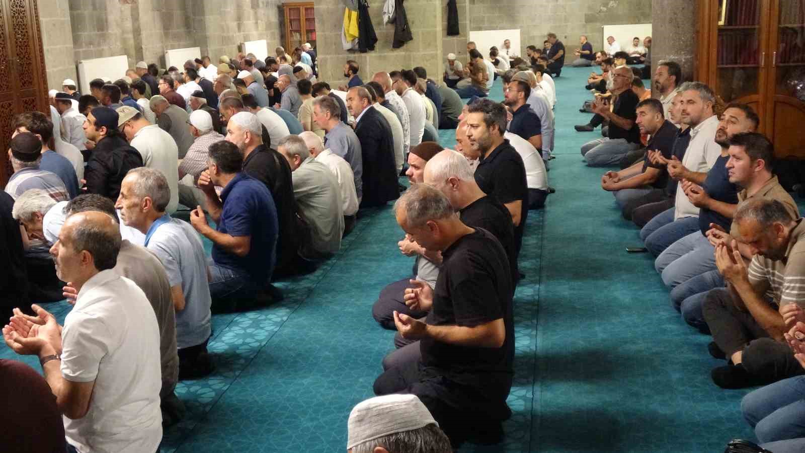 Erzurum’da Mevlid Kandili’nde camiler doldu taştı