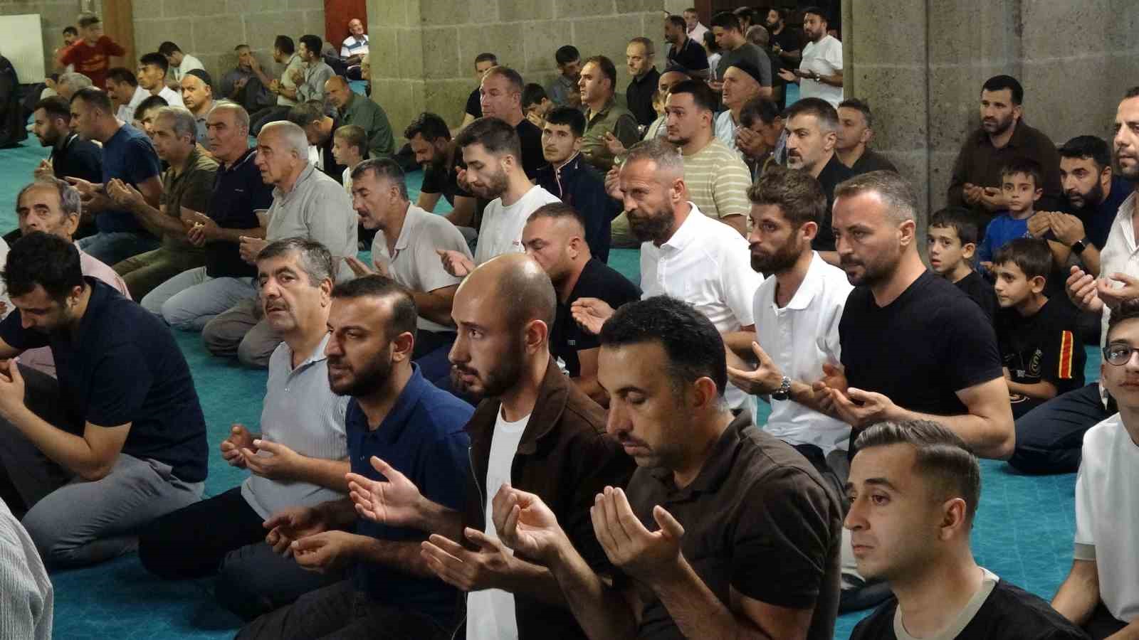 Erzurum’da Mevlid Kandili’nde camiler doldu taştı
