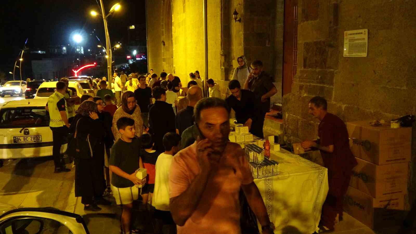 Erzurum’da Mevlid Kandili’nde camiler doldu taştı
