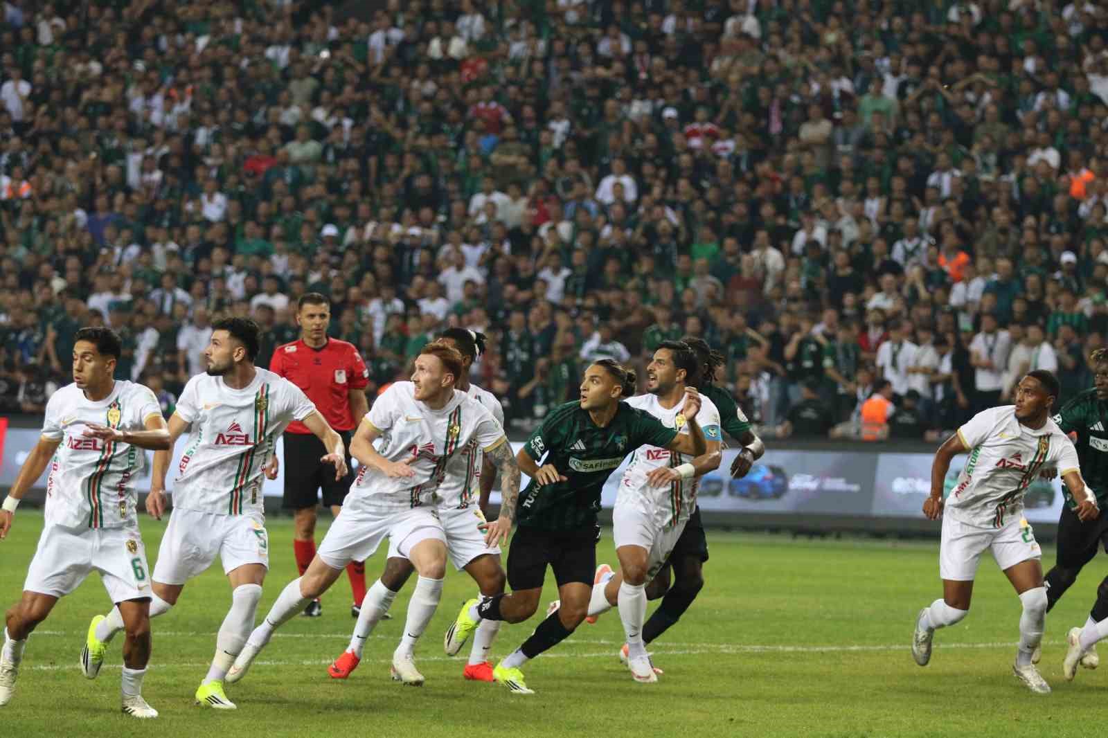 Trendyol Süper Lig: Kocaelispor: 1 - Amed Sportif Faaliyetler: 0 (Maç devam ediyor)