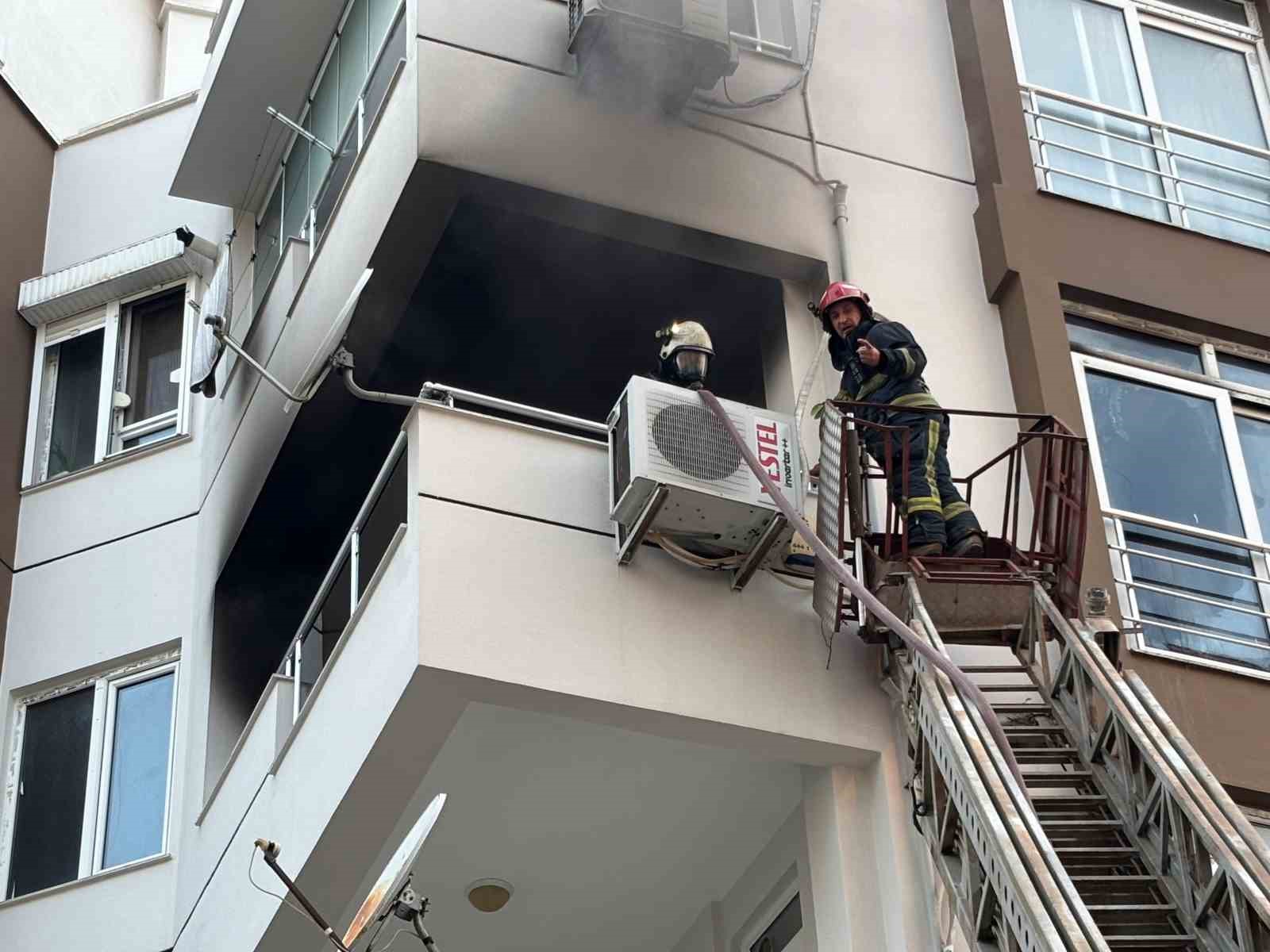 Apartman dairesi yangında kullanılamaz hale geldi