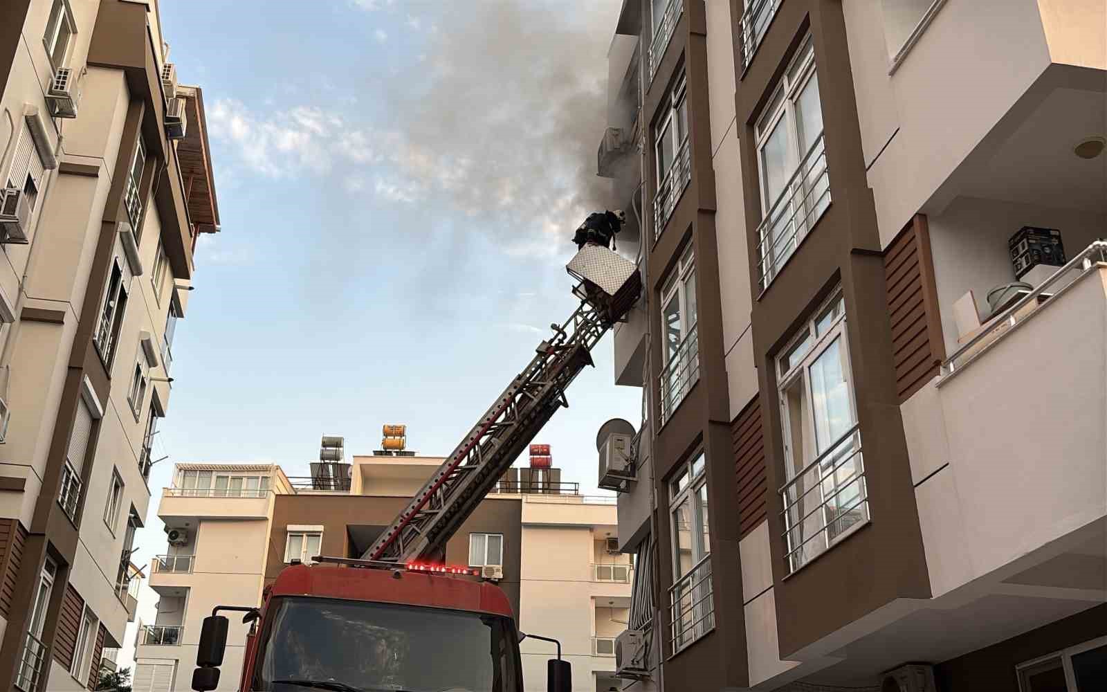 Apartman dairesi yangında kullanılamaz hale geldi