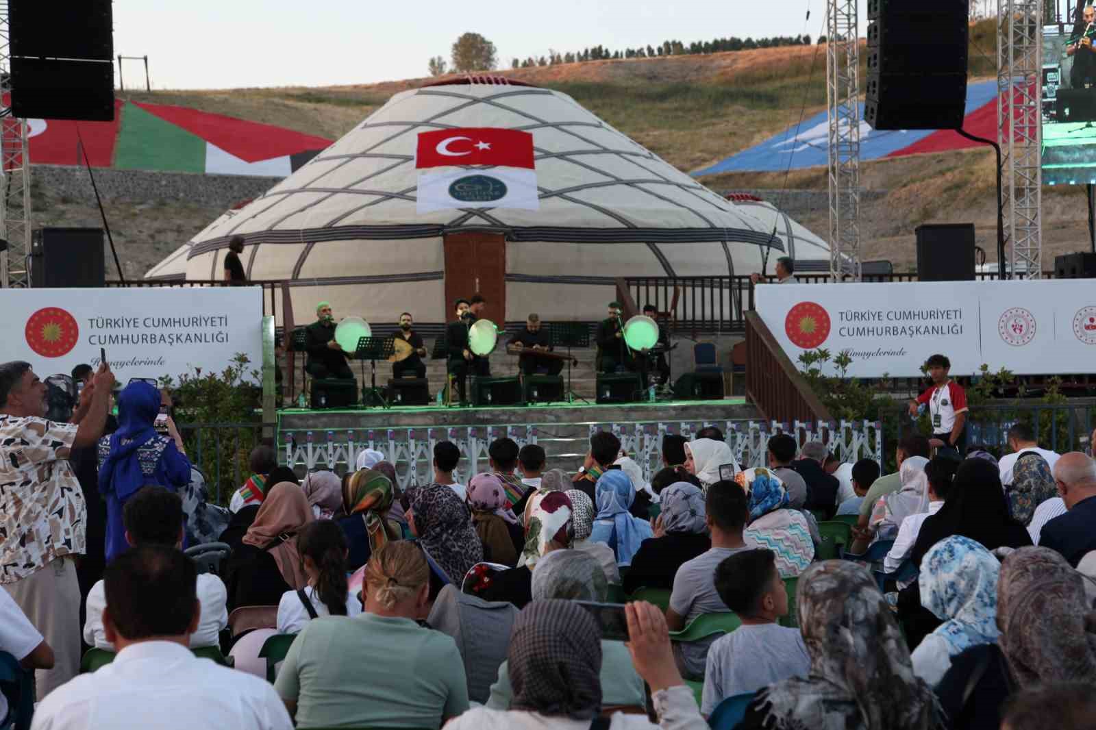 Ahlat’ta Mevlid Kandili’nde Grup Dergah ilahi konseri ilgi gördü