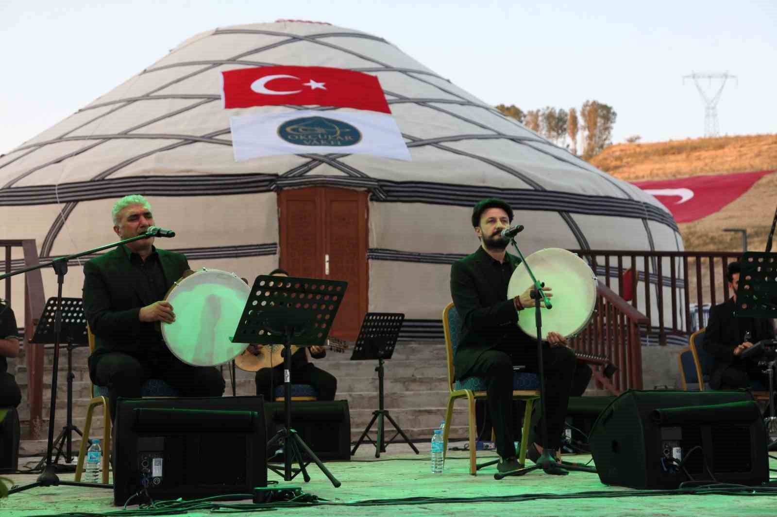 Ahlat’ta Mevlid Kandili’nde Grup Dergah ilahi konseri ilgi gördü