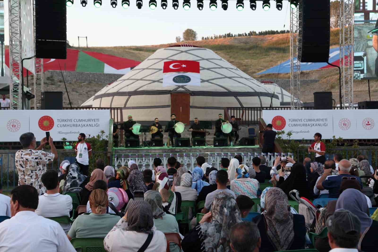 Ahlat’ta Mevlid Kandili’nde Grup Dergah ilahi konseri ilgi gördü