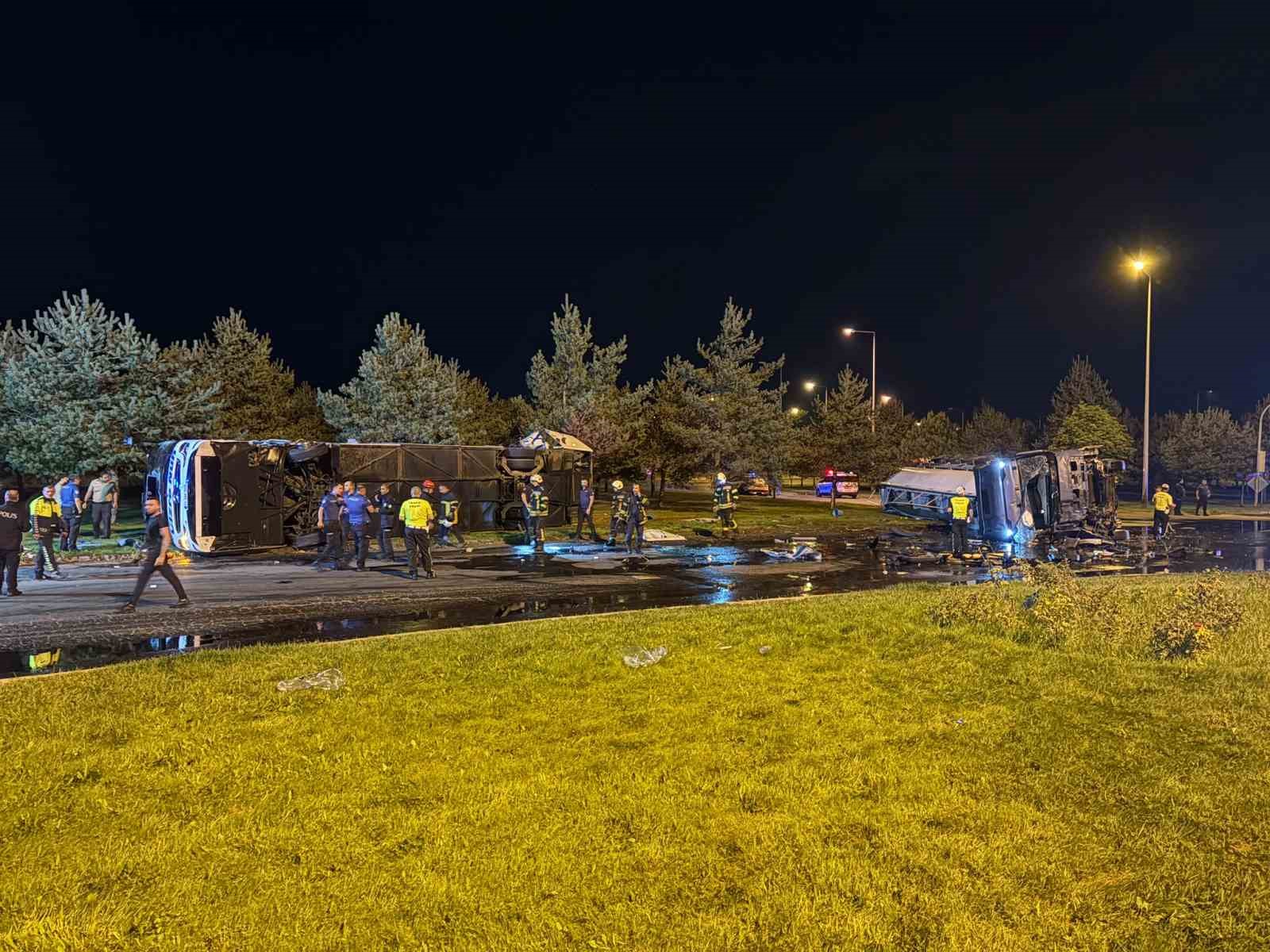 Kayseri’de yolcu otobüsü yakıt tankeri ile çarpıştı, yaralılar var.