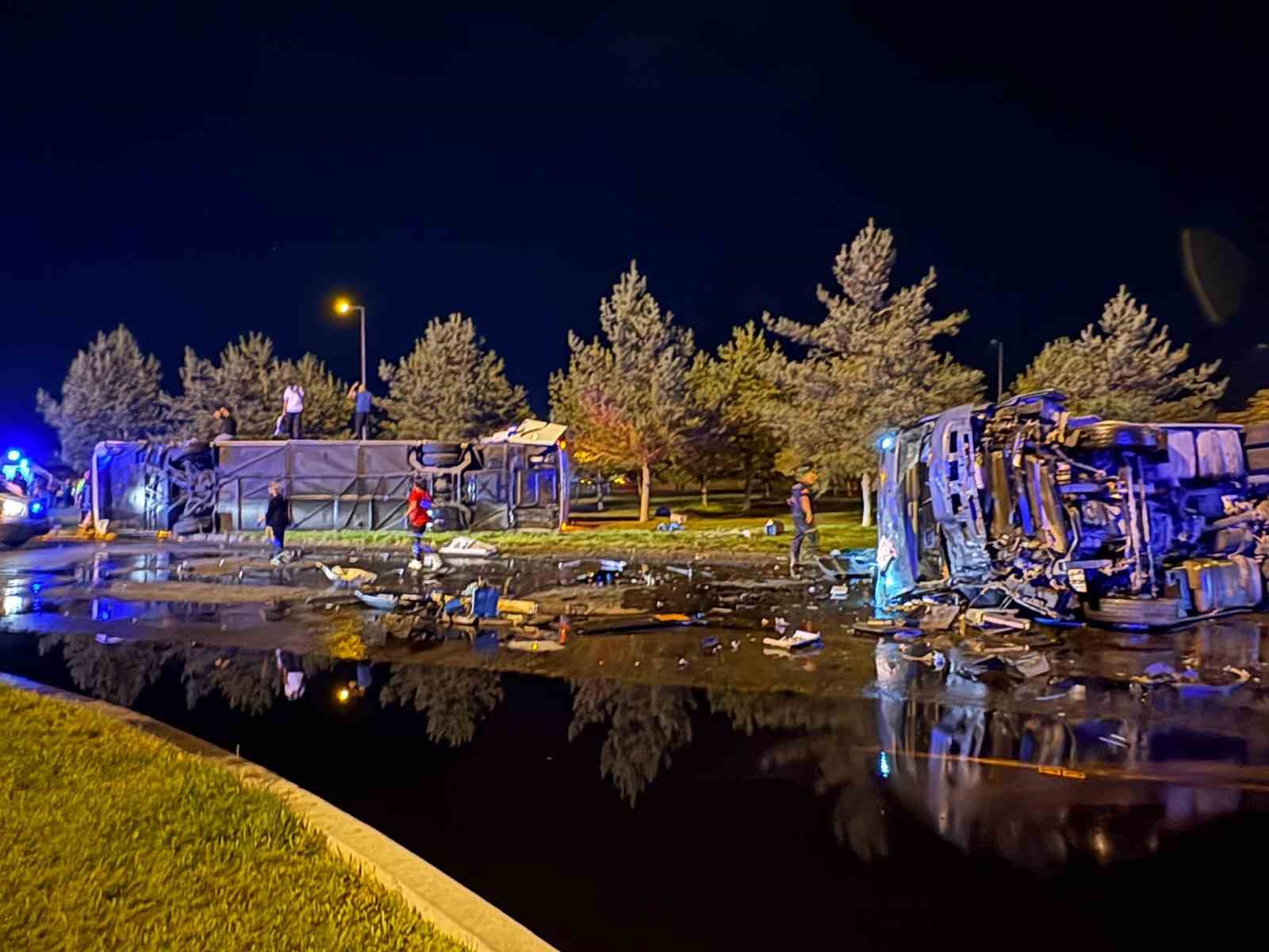 Kayseri’de yolcu otobüsü yakıt tankeri ile çarpıştı, yaralılar var.
