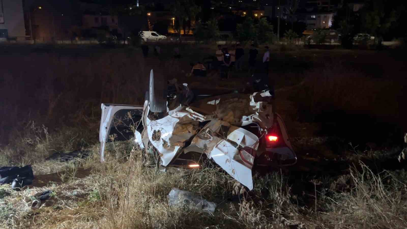 Direksiyon hakimiyetini kaybeden otomobil tarlaya uçtu: 5 yaralı