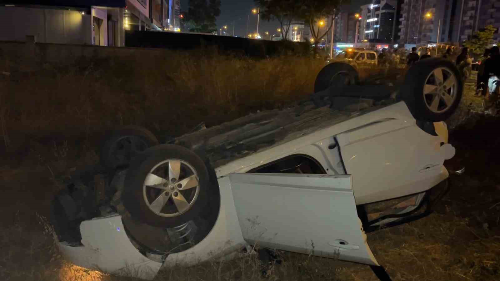 Direksiyon hakimiyetini kaybeden otomobil tarlaya uçtu: 5 yaralı