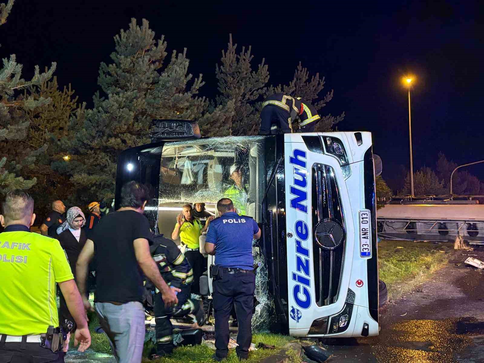 Kayseri’de feci kaza: Yolcu otobüsü ile yakıt tankeri taşıyan tır çarpıştı: Yaklaşık 30 yaralı