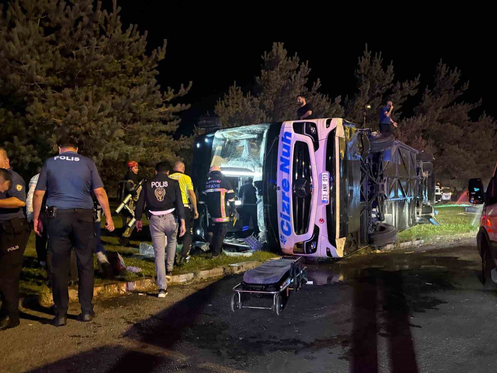 Kayseri’de feci kaza: Yolcu otobüsü ile yakıt tankeri taşıyan tır çarpıştı: Yaklaşık 30 yaralı