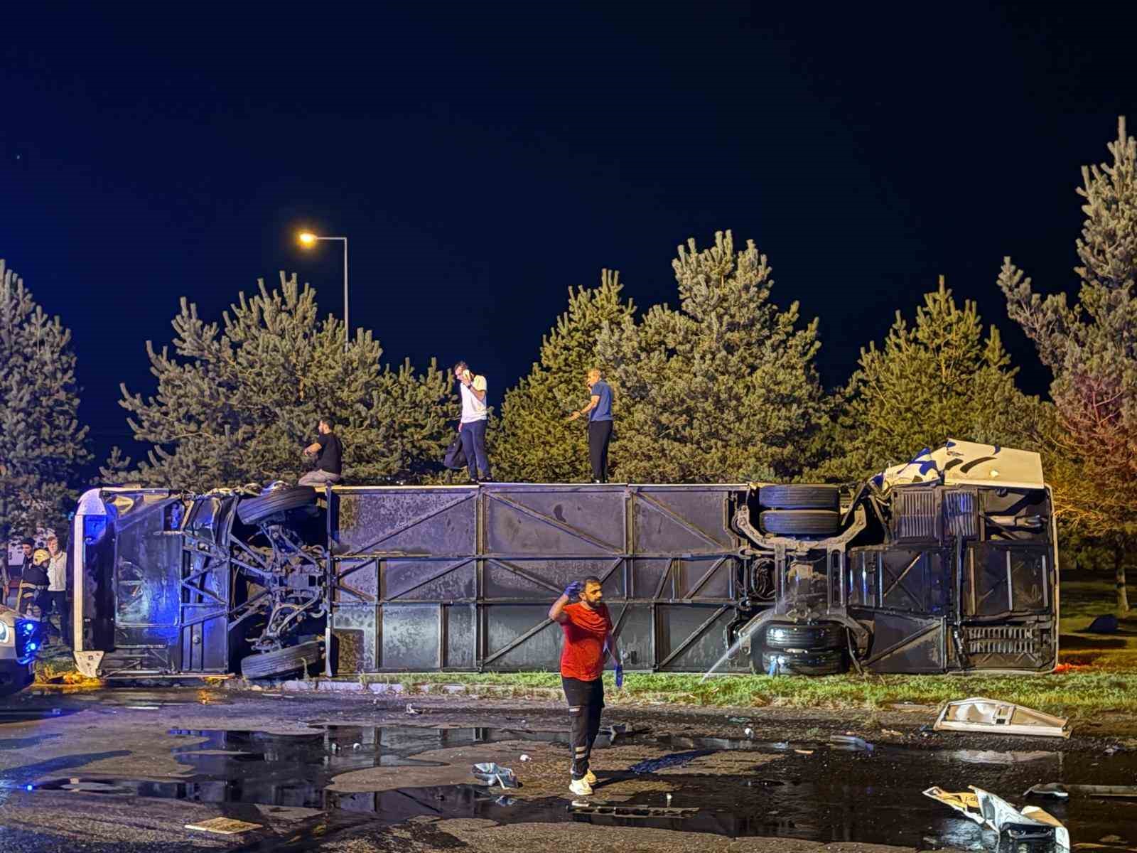 Kayseri’de feci kaza: Yolcu otobüsü ile yakıt tankeri taşıyan tır çarpıştı: Yaklaşık 30 yaralı