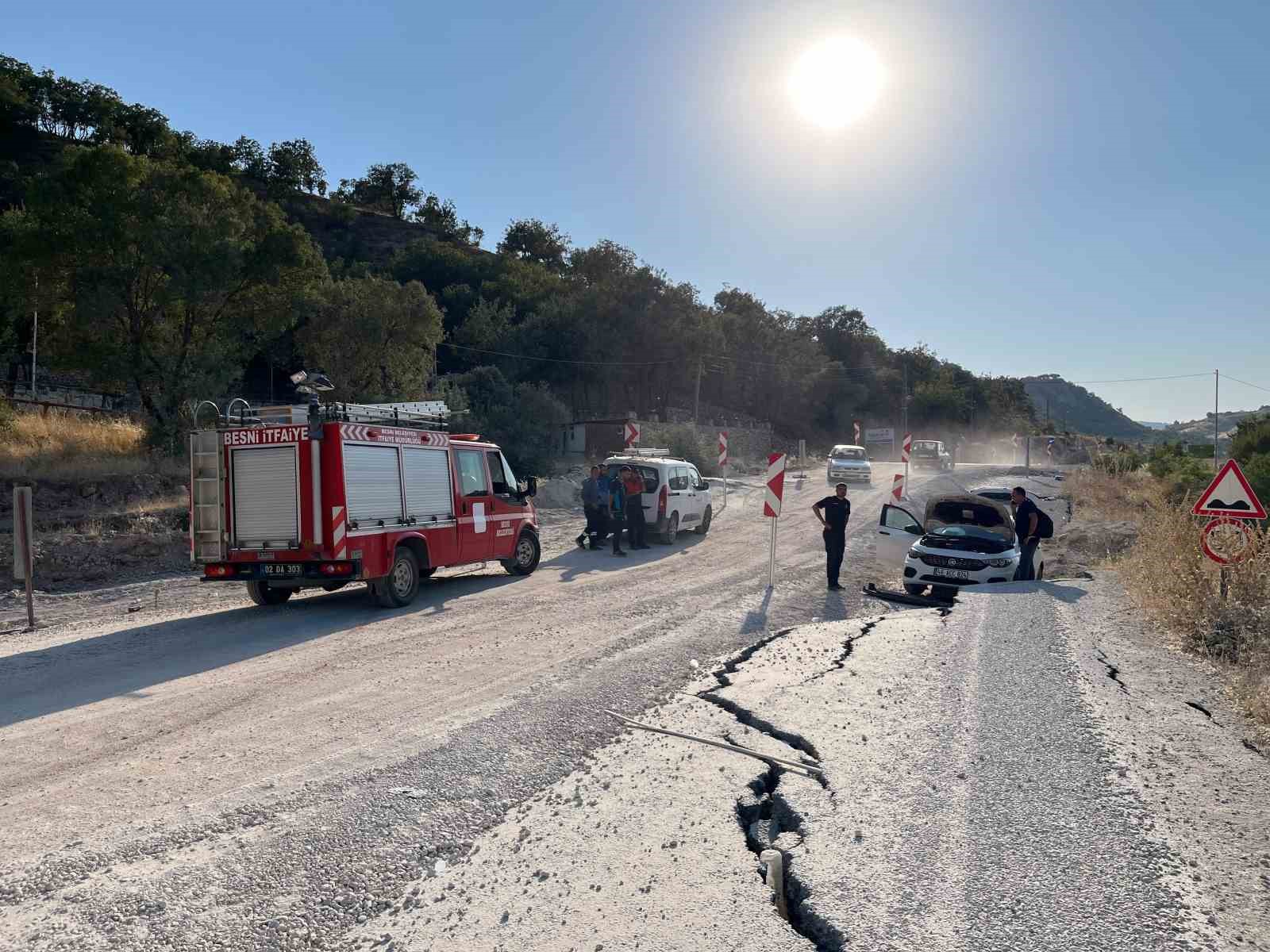 Otomobil, heyelanda yükselen asfalta çarptı
