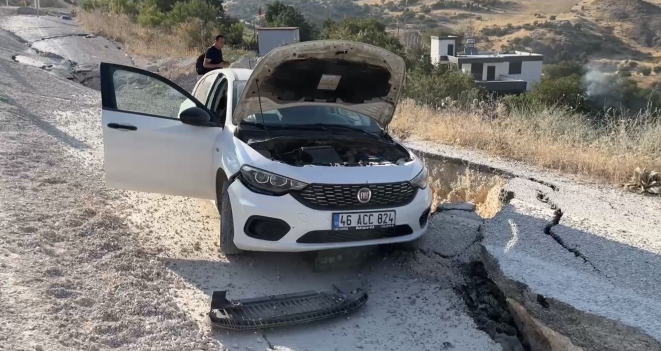 Otomobil, heyelanda yükselen asfalta çarptı
