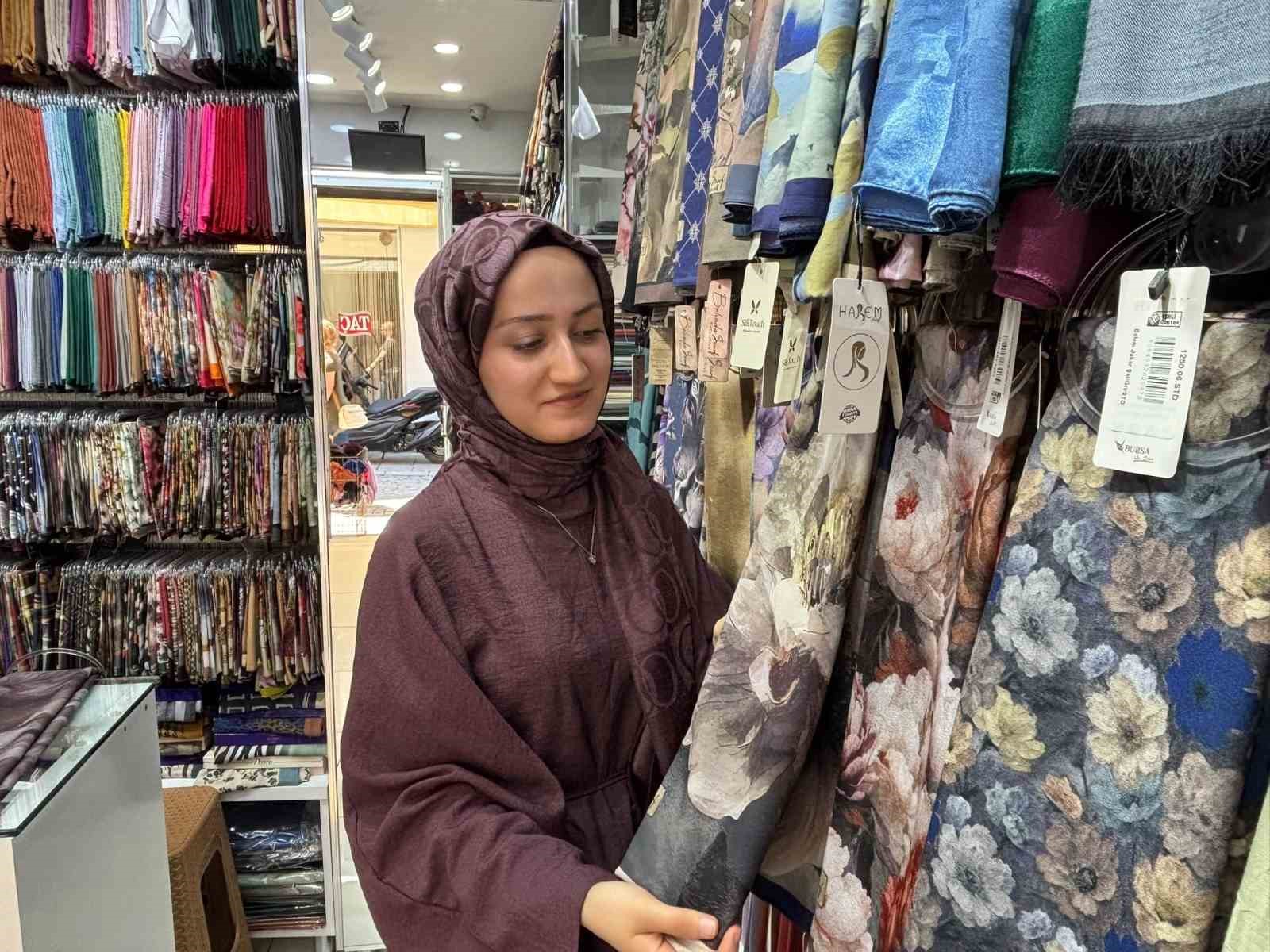 Yaz sıcaklarında şal ve eşarp seçiminde ince kumaşlar ve açık tonlar revaçta