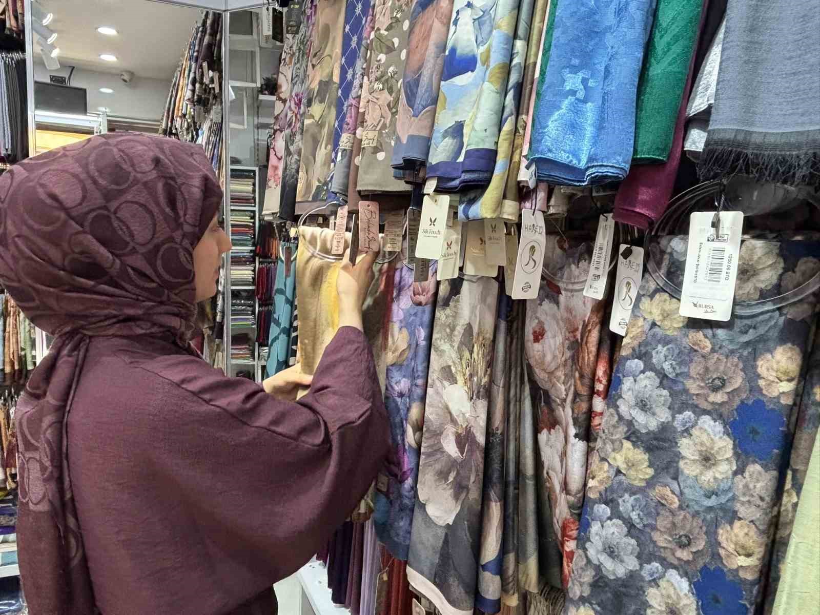 Yaz sıcaklarında şal ve eşarp seçiminde ince kumaşlar ve açık tonlar revaçta