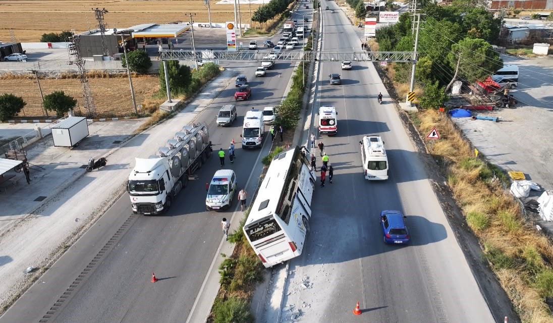 Burdur’da tur otobüsü devrildi, 34 kişi yara almadan kurtuldu