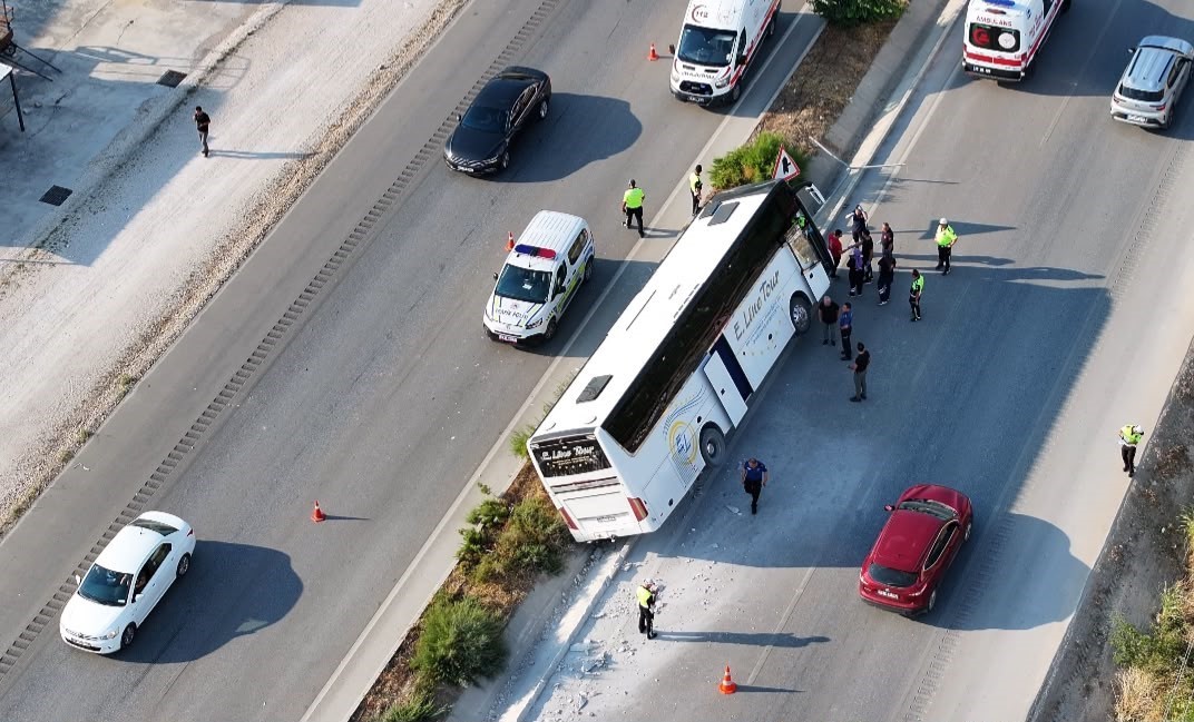 Burdur’da tur otobüsü devrildi, 34 kişi yara almadan kurtuldu