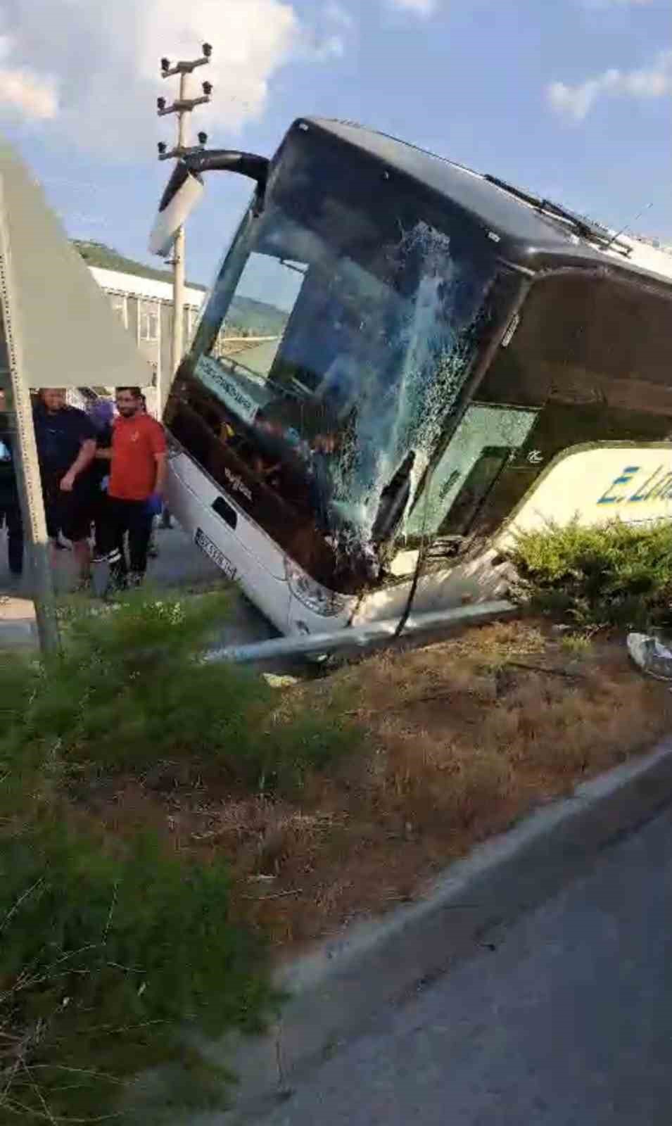 Burdur’da tur otobüsü devrildi, 34 kişi yara almadan kurtuldu
