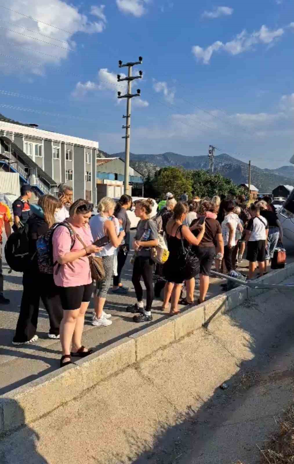 Burdur’da tur otobüsü devrildi, 34 kişi yara almadan kurtuldu