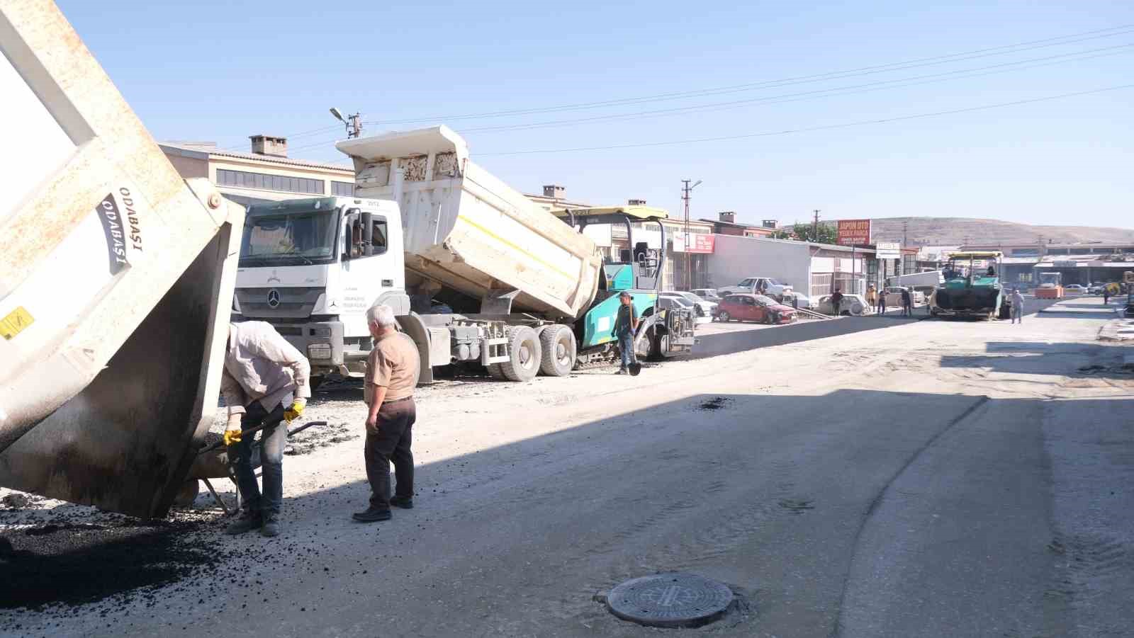 Sorgun Sanayi Sitesi’nde asfalt ve çevre düzenleme çalışmaları sürüyor