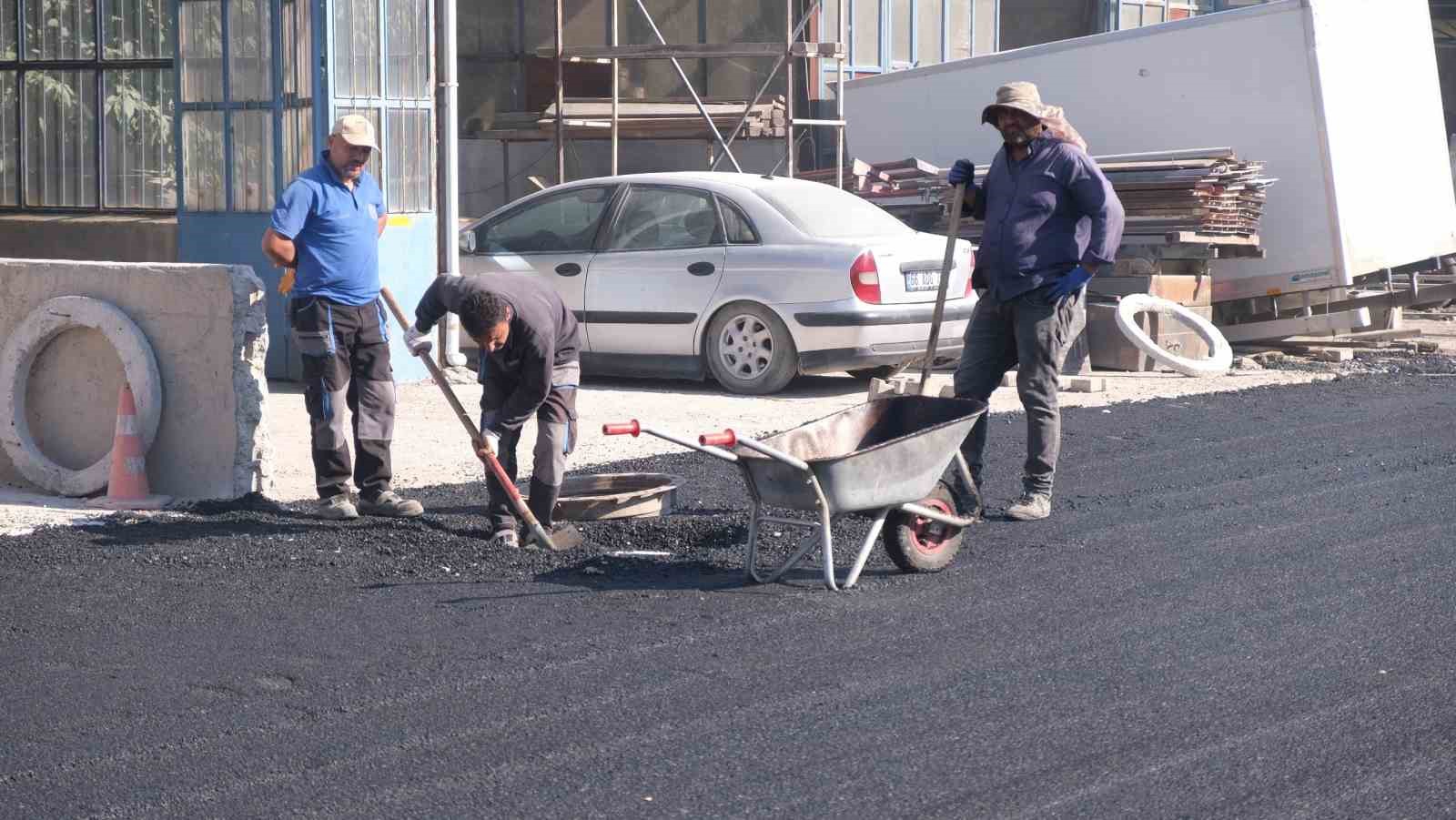 Sorgun Sanayi Sitesi’nde asfalt ve çevre düzenleme çalışmaları sürüyor
