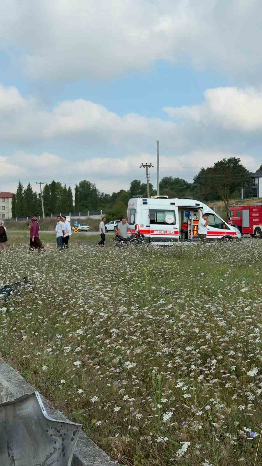 Hafif ticari ile otomobil çarpıştı, biri takla attı biri refüje çıktı: 2 yaralı
