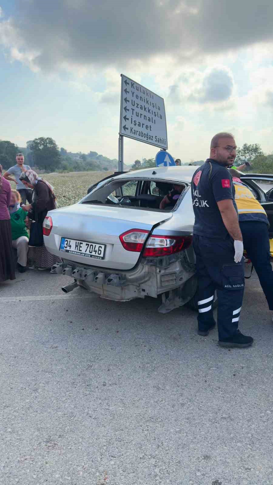 Hafif ticari ile otomobil çarpıştı, biri takla attı biri refüje çıktı: 2 yaralı