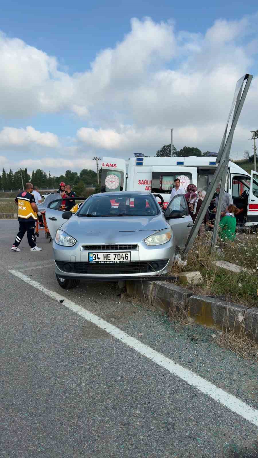 Hafif ticari ile otomobil çarpıştı, biri takla attı biri refüje çıktı: 2 yaralı