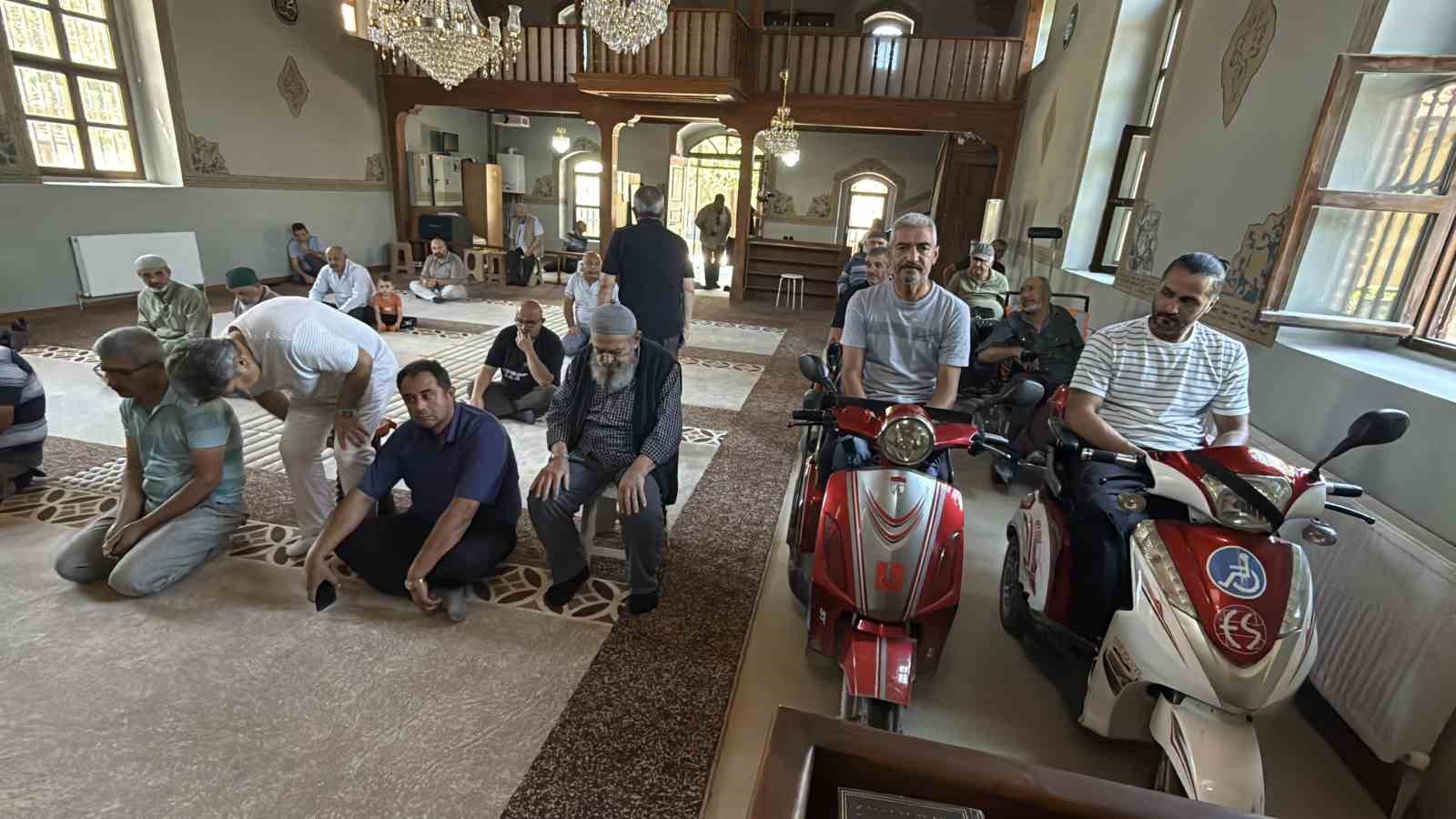 Asırlık cami 17 yıldır ibadetin önündeki "engelleri" kaldırıyor