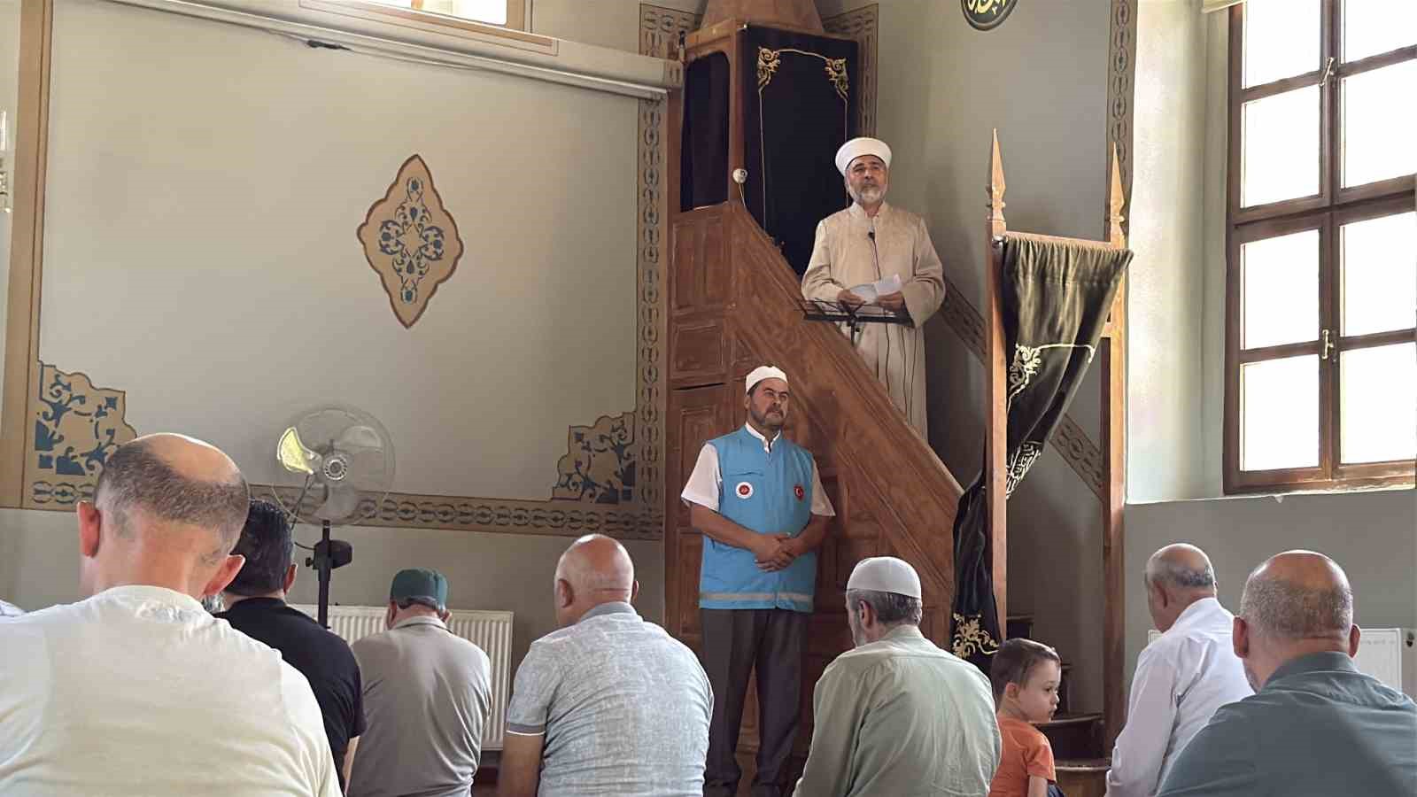Asırlık cami 17 yıldır ibadetin önündeki "engelleri" kaldırıyor
