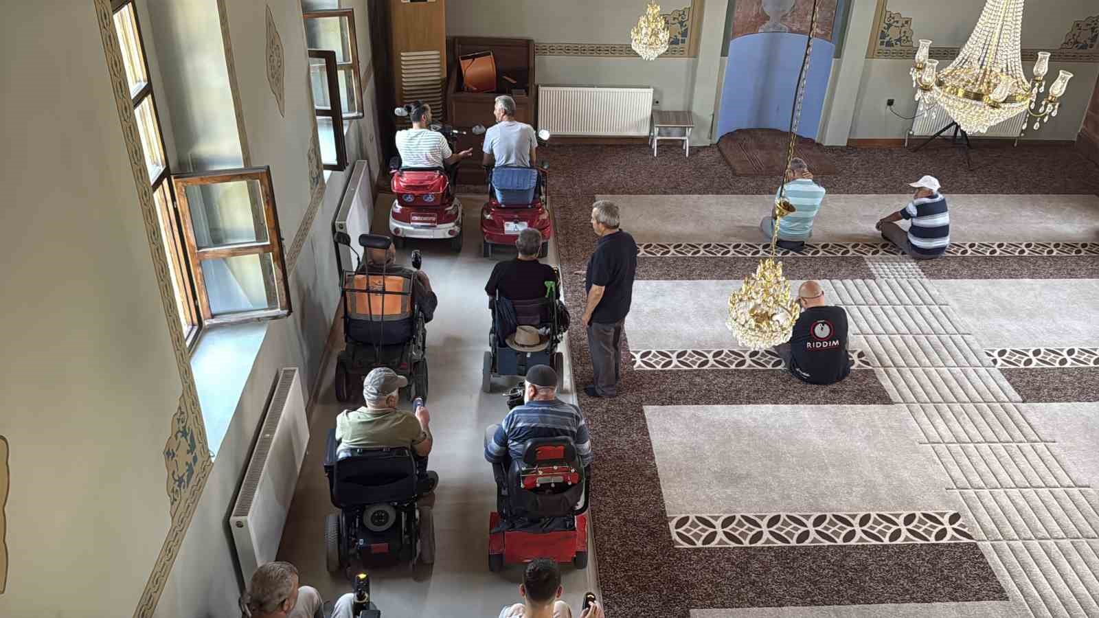 Asırlık cami 17 yıldır ibadetin önündeki "engelleri" kaldırıyor