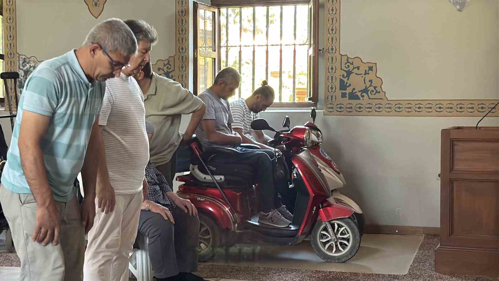 Asırlık cami 17 yıldır ibadetin önündeki "engelleri" kaldırıyor