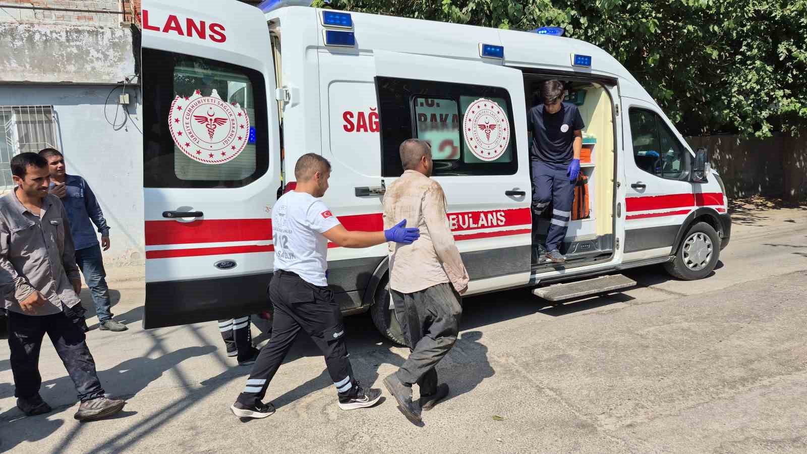 Yıkmaya çalıştığı ev üzerine çöktü: 1 yaralı