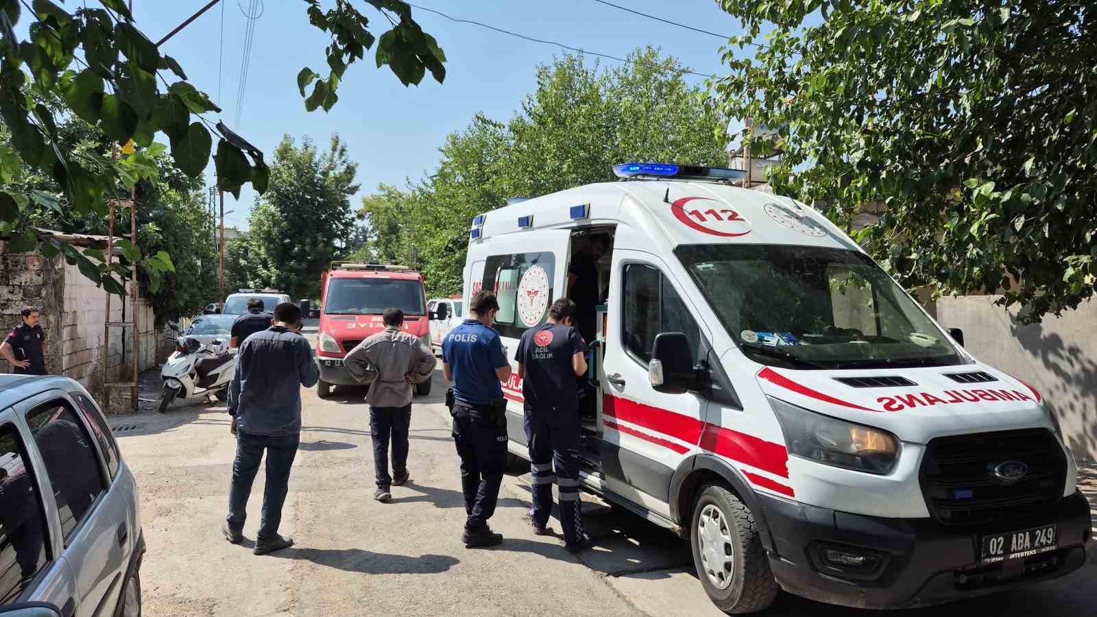 Yıkmaya çalıştığı ev üzerine çöktü: 1 yaralı