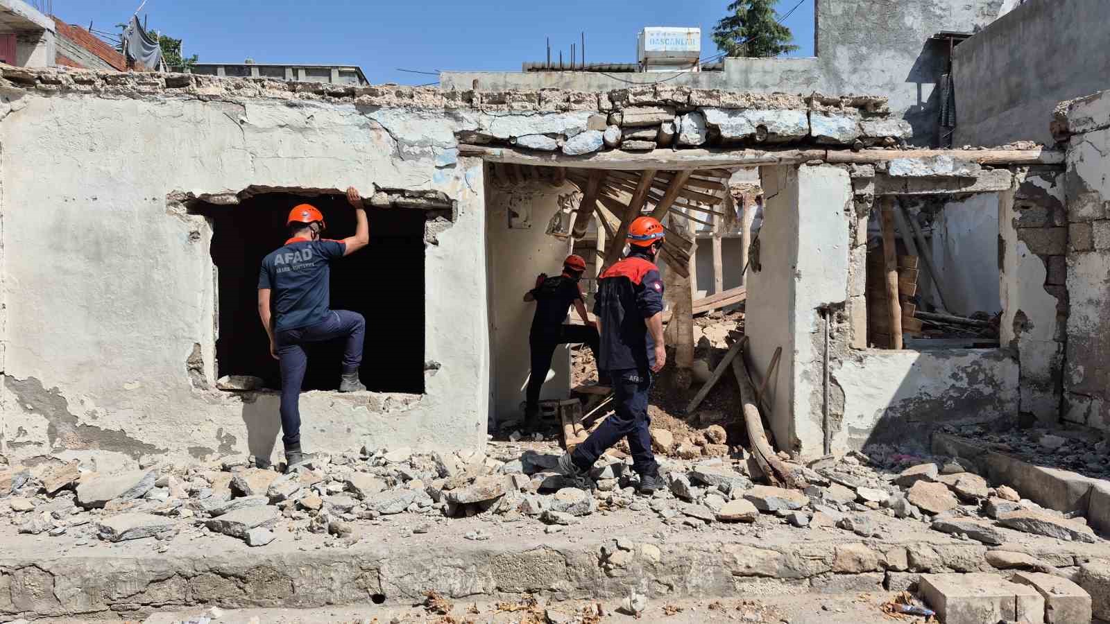 Yıkmaya çalıştığı ev üzerine çöktü: 1 yaralı