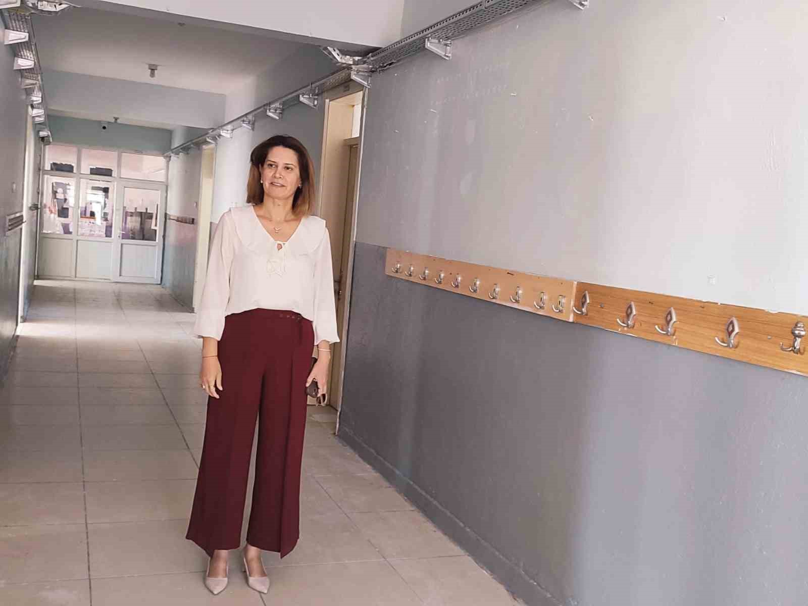 Altıntaş’ta köy okullarında tadilat çalışmaları sürüyor