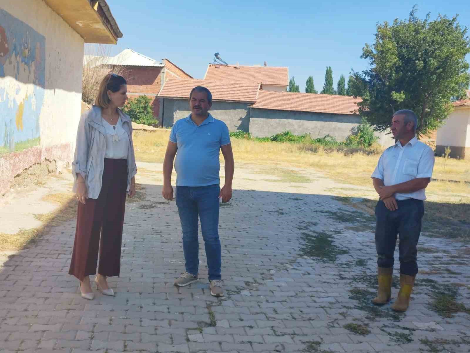 Altıntaş’ta köy okullarında tadilat çalışmaları sürüyor