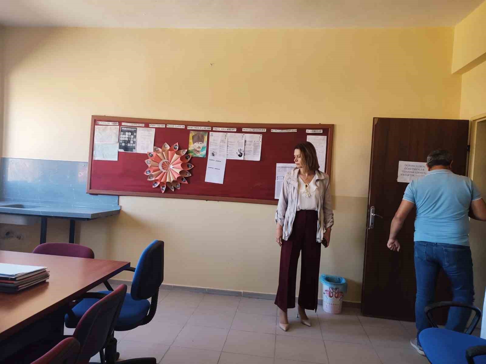 Altıntaş’ta köy okullarında tadilat çalışmaları sürüyor