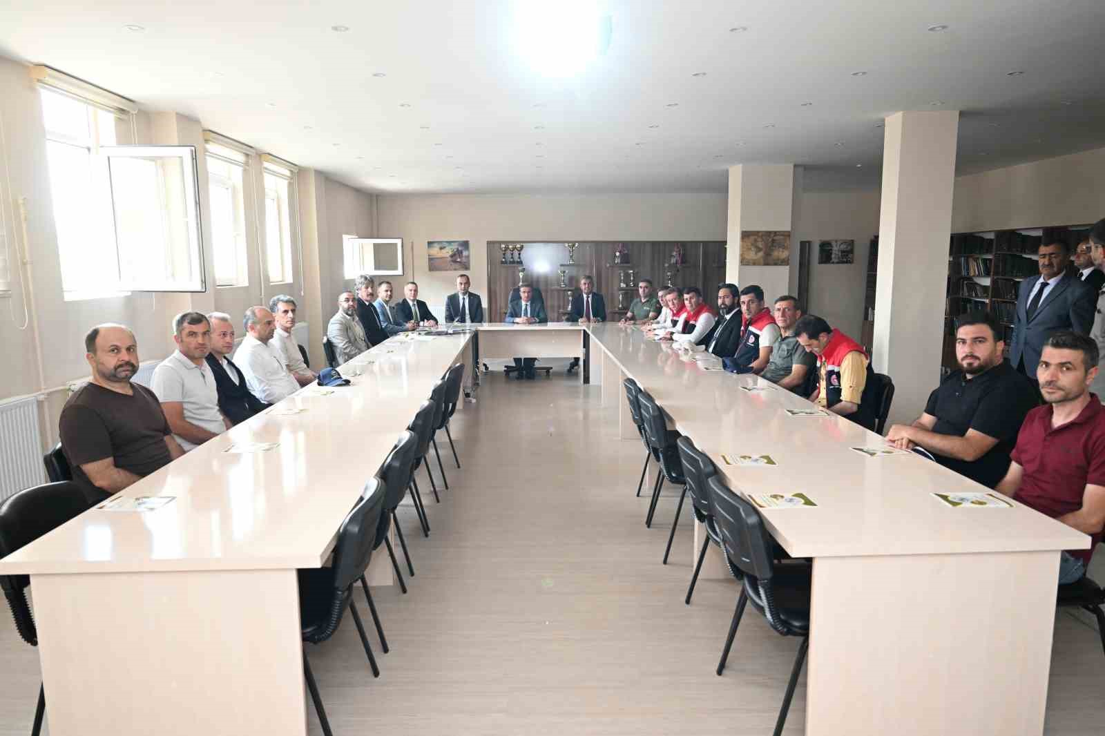 Erzurum Valisi Baruş’tan meslek lisesinde buğday hasadı