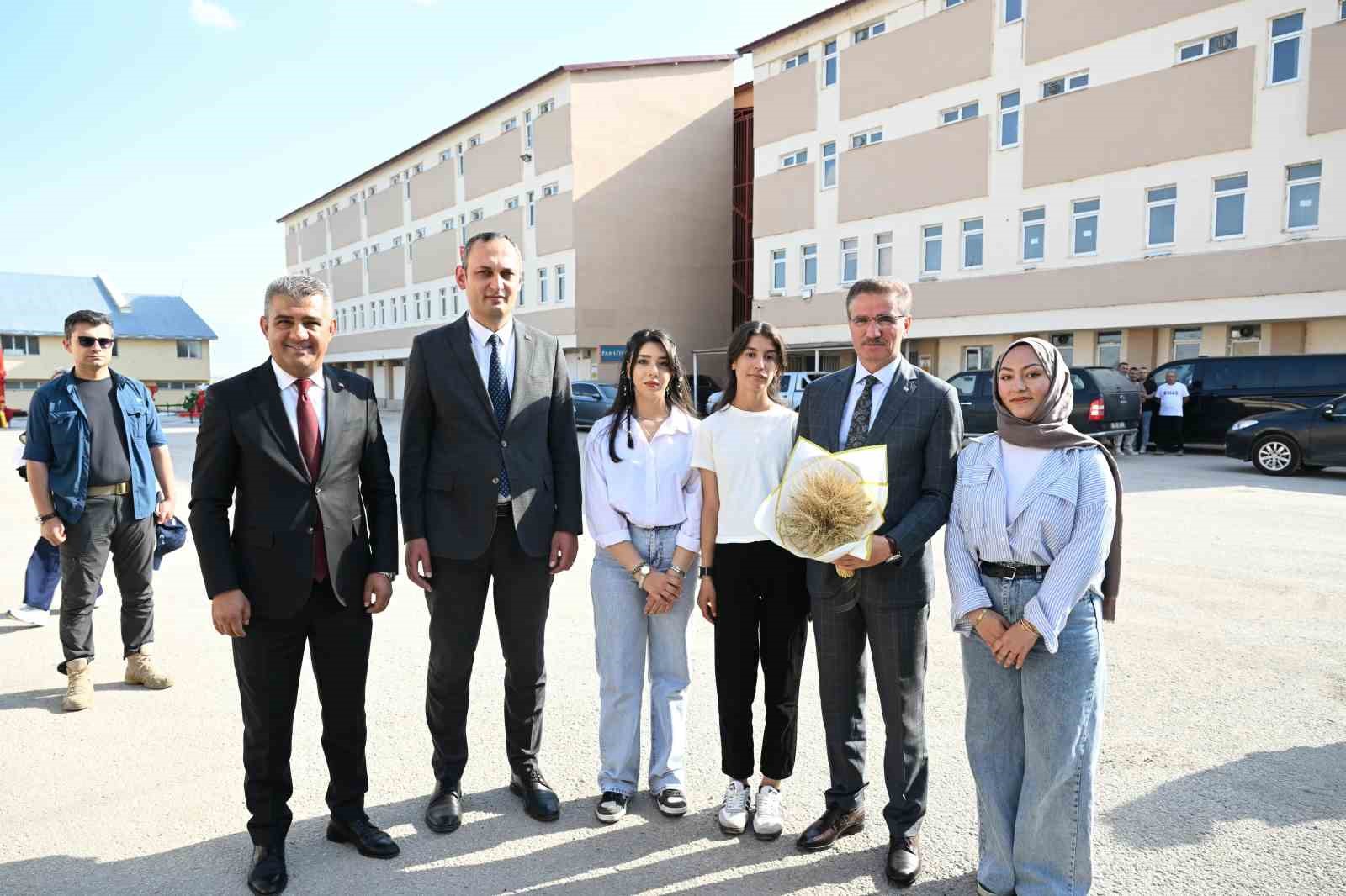 Erzurum Valisi Baruş’tan meslek lisesinde buğday hasadı