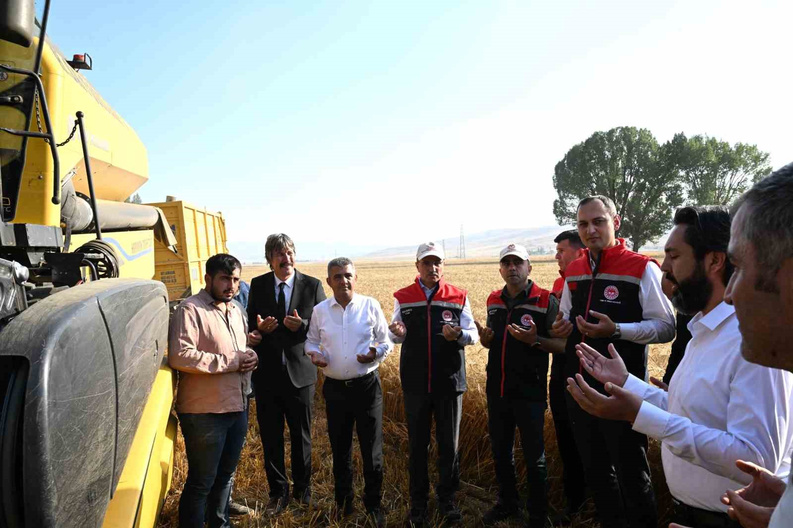 Erzurum Valisi Baruş’tan meslek lisesinde buğday hasadı