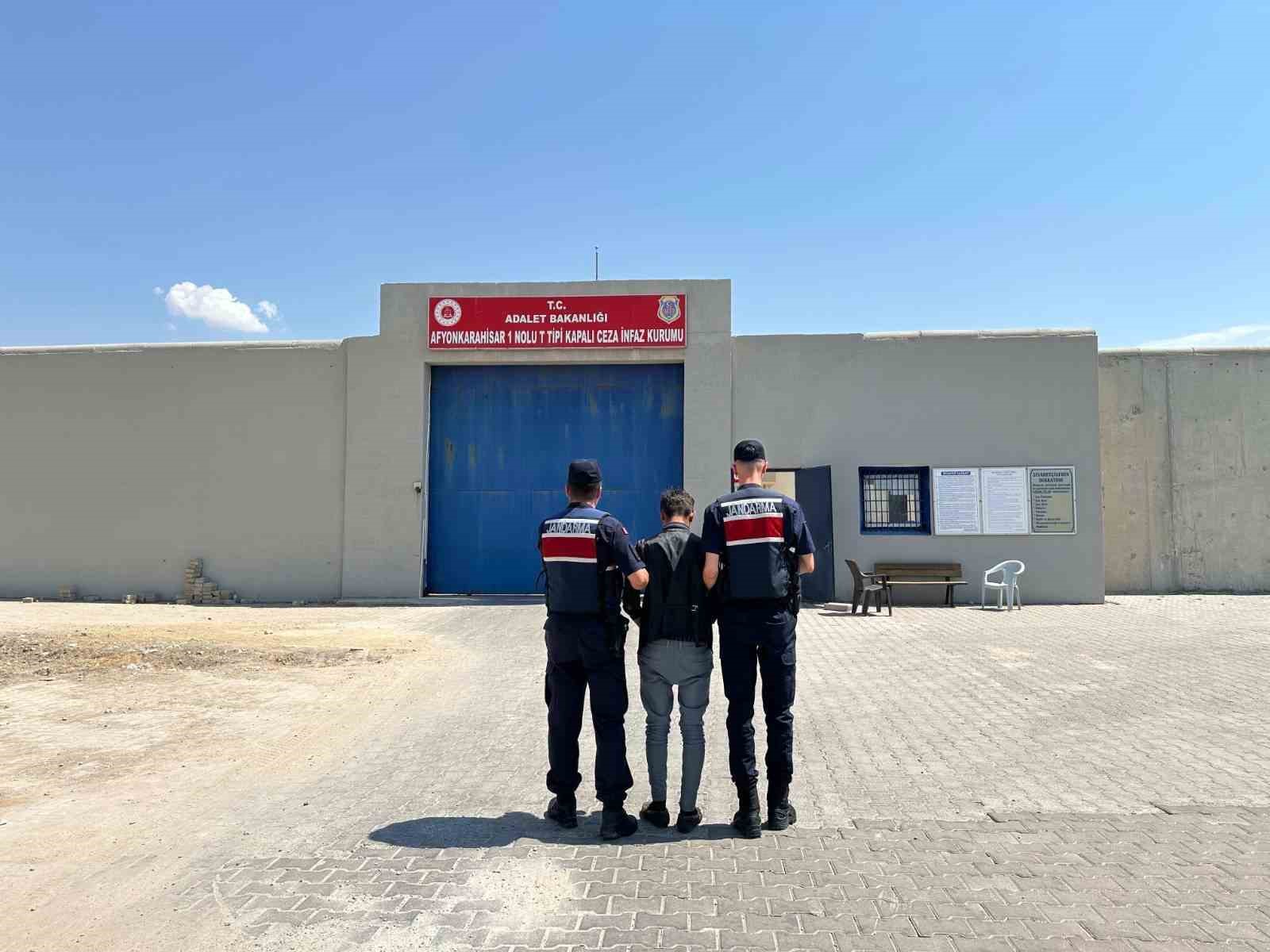 Jandarma çeşitli suçlardan aranan 28 kişiyi yakaladı