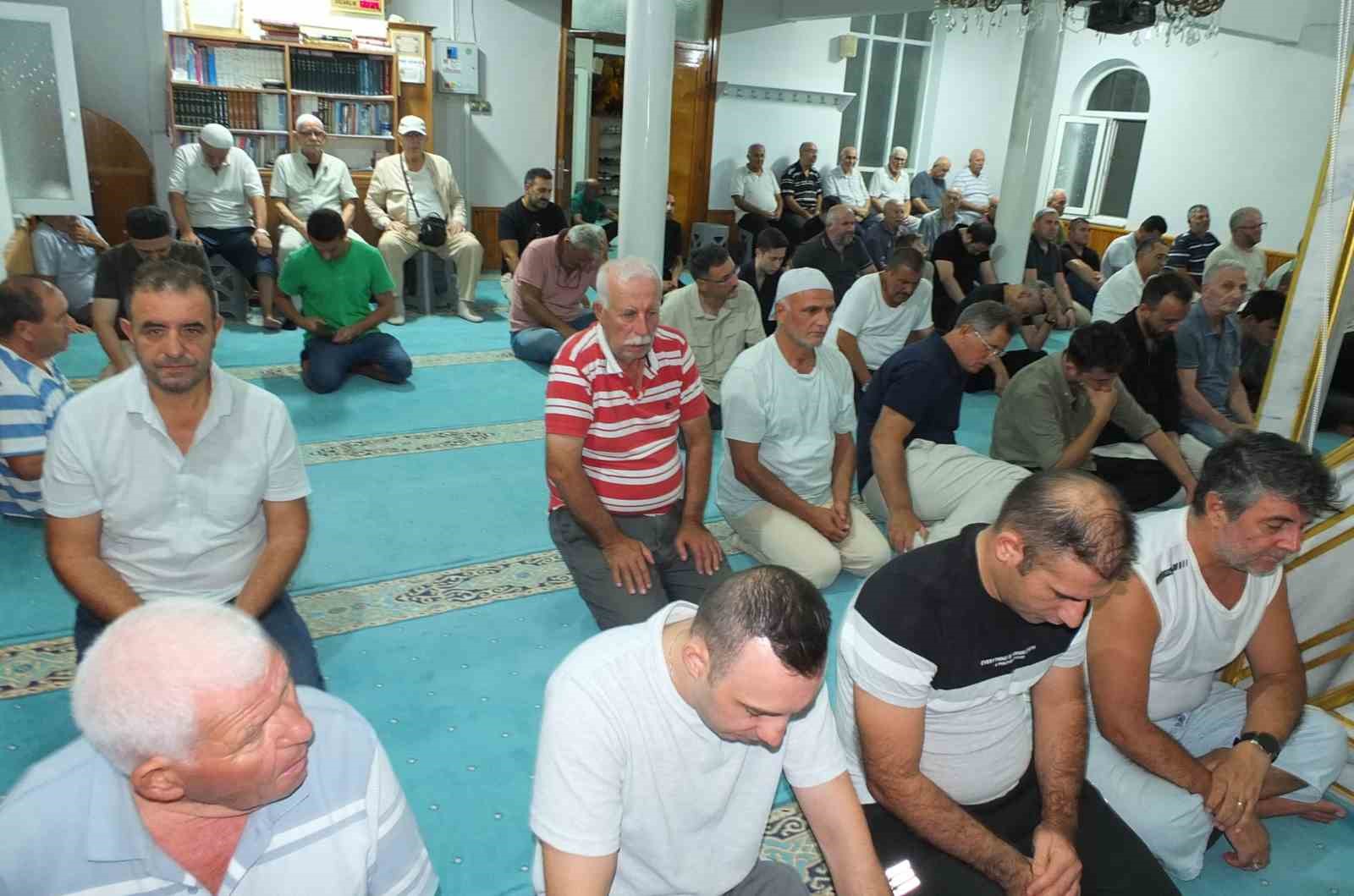Burhaniye’de Mevlit Kandilinde camiler doldu