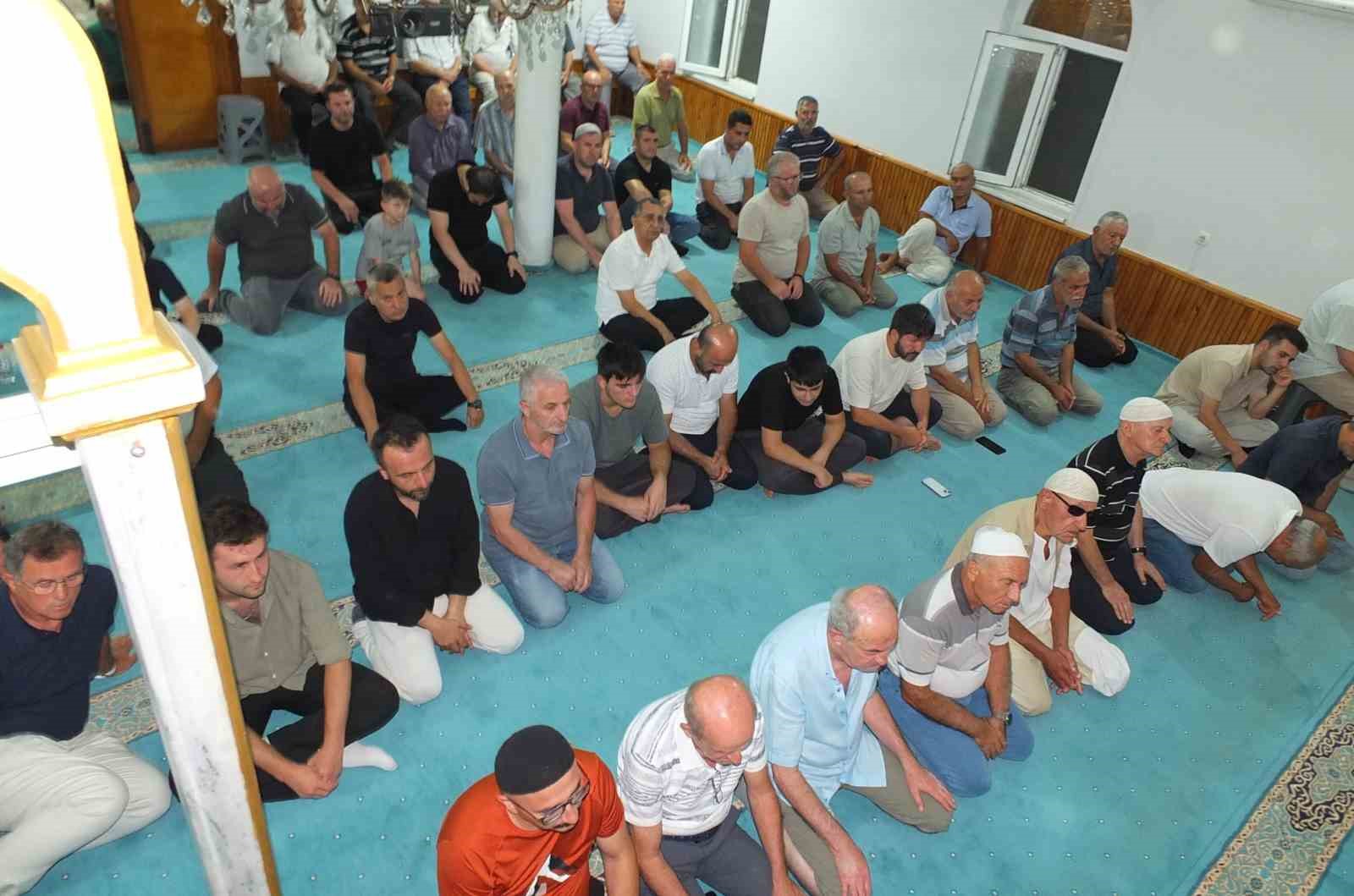 Burhaniye’de Mevlit Kandilinde camiler doldu