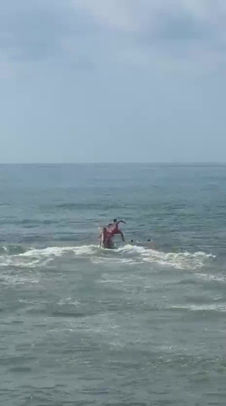Akçakoca’da 3 kişi boğulma tehlikesi geçirdi