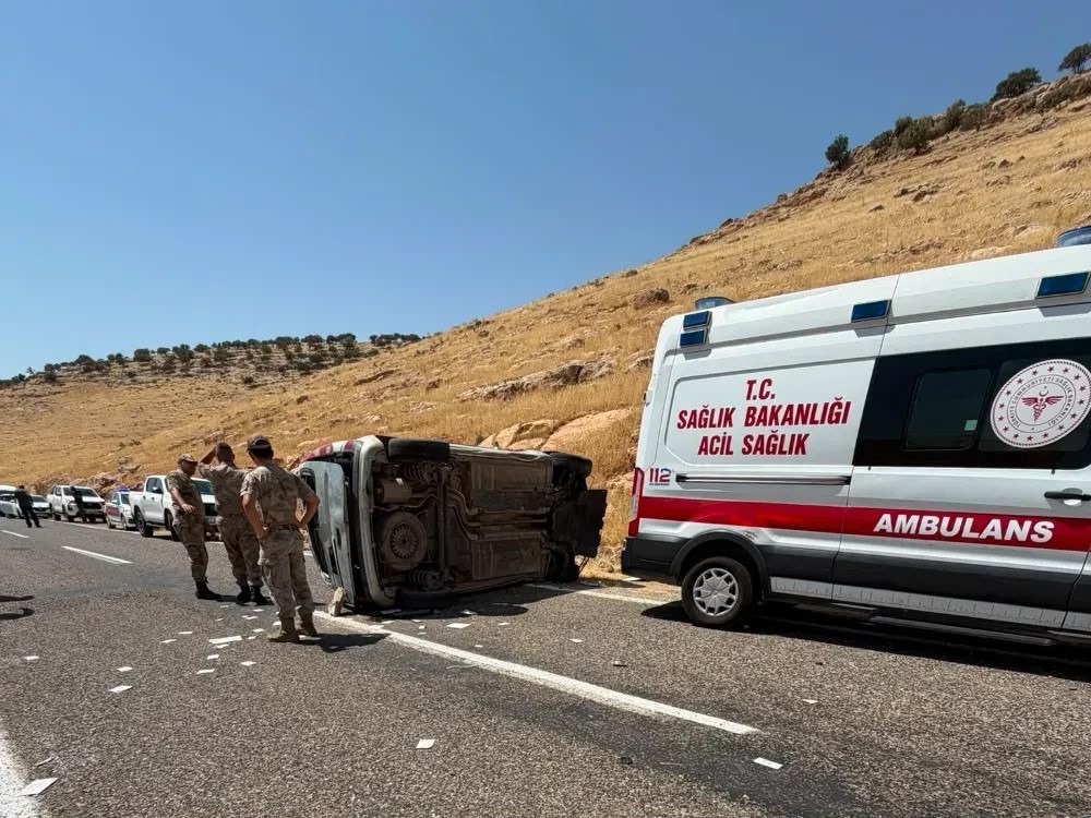 Mardin’de hafif ticari araç takla attı: 1 ölü, 1 yaralı