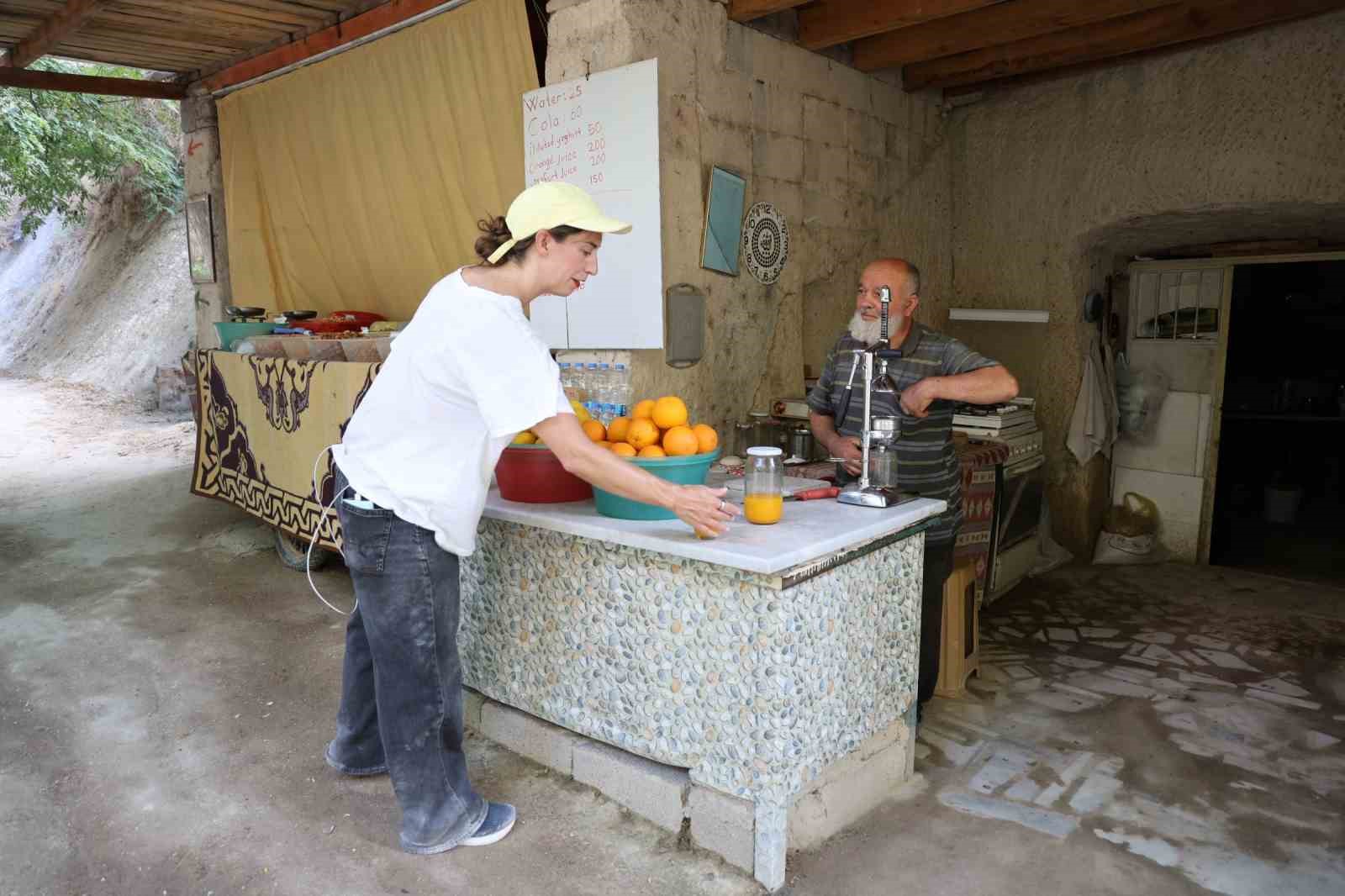 Ömrünün yarısından fazlasını turistlere adadı