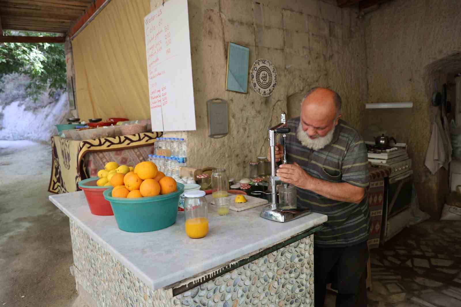Ömrünün yarısından fazlasını turistlere adadı